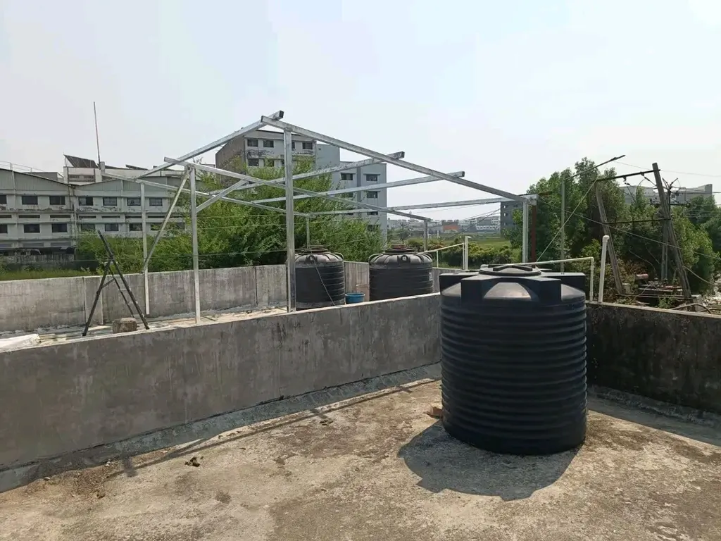 Rooftop solar structure on terrace – SolarConnect India Galvanised rooftop solar panel structure installed above water tanks on an Indian terrace – SolarConnect India installation